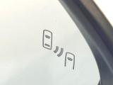 【ブラインドスポットモニター】走行中、ドアミラーの死角になりやすい箇所に後続車が接近するとサイドミラーのレンズに警告を表示!ドライバーに注意喚起をしてくれます。