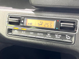 【オートエアコン】一度お好みの温度に設定すれば、車内の温度を検知し風量や温度を自動で調整。暑い&hellip;寒い&hellip;と何度もスイッチ操作をする必要はありません。快適な車内空間には必須の機能ですね♪