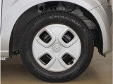【ホイールキャップ】車に良く似合う純正ホイールキャップが装備されています。ノーマルタイヤ、スタッドレスタイヤも広島マツダにお任せください。