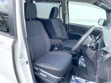 運転席まわりには十分なスペースがあり、大柄な方でもゆったり運転していただける環境です。