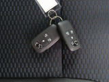 電子キーをポケットやカバンに入れているだけで、ドアの開錠・施錠が行えます。荷物を抱えていてもラクラク開閉です。エンジン始動も行えます。