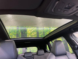 【パノラマルーフ】大型のガラスルーフ搭載で車内の解放感が一気にアップ!開放的なドライブをお楽しみいただけます。