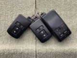 手荷物が多いときでも、スマートキーをバッグやポケットに携帯していれば、キーを取り出すことなくドアの解錠・施錠ができます。リモコンエンジンスターター付き!