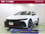 セダンとSUVを融合させた斬新なスタイルの【クラウンクロスオーバー】HV・4WD。洗練されたスタイルはどんな場所にも馴染みます。この車は車検整備付です。当社にて車検整備後のご納車となります。