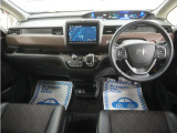 運転にかかわる様々な操作を安全に行えるように視点移動が少なく、操作性に配慮されたスイッチ類が凝縮されたコクピットです。