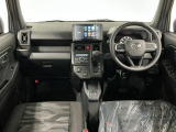 【インパネ】運転のしやすさを最優先に設計された見晴らしの良いフロントビュー。車両間隔が掴みやすく狭い道でも安心♪「安全」と「品質」を最優先に、安心してお乗りいただけるクルマを提供いたします。