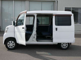 両面スライドドアとなっております!狭い場所に駐車した時に安心して横にスライドして乗り降りできますよ!