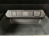 USB端子付き。最近、普及しているUSB。スマホやタブレット以外もUSB充電が増えていますよね。またスマホやメモリー媒体にお手持ちの、貴方のお気に入りの音楽を車内でも楽しめます♪