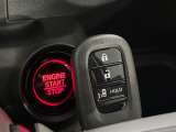 【Hondaスマートキー】カバンやポケットに入れたままでもドアの施錠・解錠が可能なスマートキーを装備。エンジンのオン・オフ時もカギを取り出す必要が無いからとっても便利です♪
