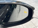 【ブラインドスポットモニター】走行中、ドアミラーの死角になりやすい箇所に後続車が接近するとサイドミラーのレンズに警告を表示!ドライバーに注意喚起をしてくれます。