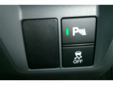 コーナーセンサーを車の前後に装備。障害物までの距離に応じて警告音を変えてお知らせ。縦列駐車時や駐車場・車庫などでの取り回しをサポートします。詳細は販売店スタッフまでおたずねください。