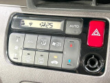 【オートエアコン】一度お好みの温度に設定すれば、車内の温度を検知し風量や温度を自動で調整。暑い&hellip;寒い&hellip;と何度もスイッチ操作をする必要はありません。快適な車内空間には必須の機能ですね♪