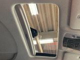 【サンルーフ】開放感たっぷりの希少装備、サンルーフが装着されています!車内に明かりを取り入れたり景色を楽しむ以外にも、車内の空気も簡単に換気できて快適です!