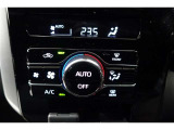 ★エアコンはオートタイプが装着済みです!オートモードにしておけば、車内温度を設定するだけで風の料や吹き出し口の切り替えを機械が行ってくれます!一年中快適な環境を作れますよ♪