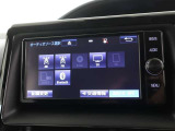 純正ナビを装備。タッチパネル式で使いやすく、お出かけもラクラクです。