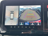 【全方位カメラ】全方位モニターを装備し、車両の周囲を上空から見下ろすように映像で確認可能。駐車や狭い道での操作をサポートし、安全性を高めます。