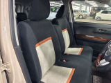 運転席の画像です。足元やシートまわりに余裕があり、リラックスした姿勢で運転が可能です。視界も良好で操作系へのアクセスもしやすく、快適で安心感のあるドライブをサポートします。