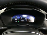 とっても見やすいメーターです。夜間時はラグジュアリーな気分にさせてくれる照明が魅力ですので、夜のドライブも楽しみになりますよ♪