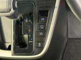 パーキングブレーキの作動と解除が簡単に行える【電動パーキングブレーキ】! 渋滞や信号待ちなどでブレーキを踏んで停車した時にブレーキを保持してくれる【ブレーキホールド】機能も搭載しています!