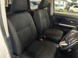 運転席の画像です。足元やシートまわりに余裕があり、リラックスした姿勢で運転が可能です。視界も良好で操作系へのアクセスもしやすく、快適で安心感のあるドライブをサポートします。