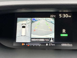 アラウンドビューモニターは4方のカメラで真上から車を見たようにモニターで確認ができる日産の自慢の装備です。是非実際の車で体感してみてください。