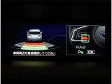 後退時、衝突の可能性がある場合は、段階的に注意を喚起。回避操作がない場合はブレーキ制御を行い、衝突回避をサポートする後退時ブレーキアシスト付です!