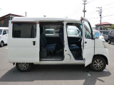両面スライドドアとなっております!狭い場所に駐車した時に安心して横にスライドして乗り降りできますよ!