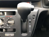 コラムシフトですので足元ひろびろ。運転しやすいですよ。