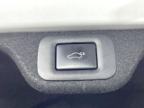 【パワーバックドア】スマートキーや運転席のボタンを押すだけでリアゲートが自動で開閉します!荷物を持っている時や、高い位置にあるバックドアを閉める際に便利な機能です♪