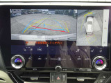 【パノラミックビューモニター】車両の前後左右に搭載したカメラから取り込んだ映像を合成し、車両を上から見たような映像をナビゲーション画面に表示。運転席から目視しにくいエリアも確認することができます。