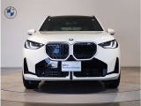 【キドニーグリル】BMWは約90年もの間、ほぼ全ての車両にひと目でBMWだと分かるこの特徴的なフロントグリルが備えられ、デザイン・アイコンとして親しまれてきました。