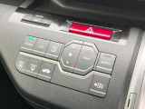 【オートエアコン】一度お好みの温度に設定すれば、車内の温度を検知し風量や温度を自動で調整。暑い&hellip;寒い&hellip;と何度もスイッチ操作をする必要はありません。快適な車内空間には必須の機能ですね♪