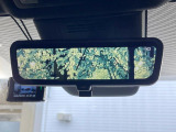【デジタルインナーミラー】後席の大きな荷物や同乗者で後方が確認しづらい時でも安心!カメラが撮影した車両後方の映像をルームミラー内に表示。クリアな視界で状況の確認が可能です!