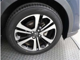 かっこいいホイールですね。 車のイメージを大きく左右するホイール部分はコダワリを持ちたいですね。