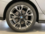 BMWの純正アロイホイールは軽量かつ強度にも優れているホイールで走行性能を引き上げる設計になっております。足元にもBMWは妥協がなくこだわっている個所になります。