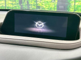 【8.8インチマツダコネクト】車内の雰囲気にマッチした大型のディスプレイ。スマホ接続でのナビ使用やBluetooth再生等、様々な機能が楽しめます。直感的なダイヤル操作が可能で、使い勝手も良好です。