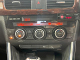 【左右独立型フルオートエアコン】運転席と助手席でそれぞれお好みの温度に設定可能。同乗者にも配慮した、快適な空調をお届け致します。