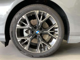 BMWの純正アロイホイールは軽量かつ強度にも優れているホイールで走行性能を引き上げる設計になっております。足元にもBMWは妥協がなくこだわっている個所になります。