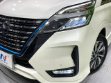 【LEDヘッドライト】悪天候や夜間走行時も良好な視界を確保し安心して運転できる高輝度LEDヘッドライトを装備!点灯速度が早く、消費電力も抑えられています。