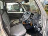 毎日過ごす運転席は要チェック。シートのへたり・擦れ、視界のイメージまで伝わる重要ポイント。