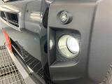 暗闇でも前方をくっきりと照らしてくれるライトです。夜の運転でも安心ですね。