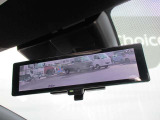 スマートルーミラー装備車両後方のカメラ映像をミラ-面に映し出すので、車内の状況や、天候などに影響されにくく、よりクリアな後方視界が得られます。