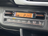 【オートエアコン】一度お好みの温度に設定すれば、車内の温度を検知し風量や温度を自動で調整。暑い&hellip;寒い&hellip;と何度もスイッチ操作をする必要はありません。快適な車内空間には必須の機能ですね♪