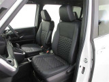 フロントシートを取り外して、フロアカーペットから徹底的に洗浄しています。