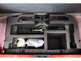 パンク修理キットを搭載!パンクしたタイヤを膨らますコンプレッサーとタイヤ内を満たす発泡剤のセットです。重量が重いスペアタイヤは搭載していません。