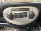 【オートエアコン】一度お好みの温度に設定すれば、車内の温度を検知し風量や温度を自動で調整。暑い&hellip;寒い&hellip;と何度もスイッチ操作をする必要はありません。快適な車内空間には必須の機能ですね♪