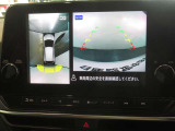 上から見下ろしているような映像で駐車をサポートするアラウンドビューモニター付き!ナビの画面にカメラ映像がしっかり表示されるので、駐車が苦手な方でも安心して車庫入れができますよ♪