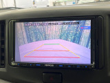 【バックカメラ】駐車時に後方がリアルタイム映像で確認できます。大型商業施設や立体駐車場での駐車時や、夜間のバック時に大活躍!運転スキルに関わらず、今や必須となった装備のひとつです!