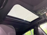 【サンルーフ】開放感たっぷりの希少装備、サンルーフが装着されています!車内に明かりを取り入れたり景色を楽しむ以外にも、車内の空気も簡単に換気できて快適です!