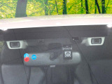 【アイサイトVer2】前方の車両等を検知し、衝突しそうな時は警報で注意を促し、ブレーキを踏む力をサポート。ブレーキを踏めなかった場合は衝突被害軽減ブレーキが作動、衝突回避をサポートします。